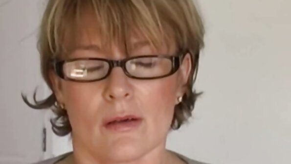 Smalkā dupša mamma Brandija Lova gultā brauc ar lielu peni