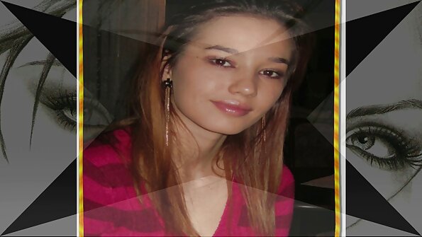 Ragveida puika stiepj blondo draudzeni pa visu izģērbto dīvānu