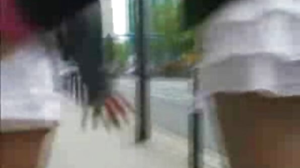 Vīrietis dara visu, kas ir iespējams, lai barotu pusaudžu seksa badu