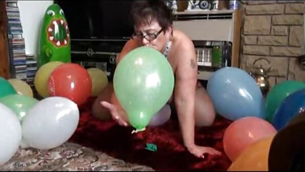 Melnkoka mīļotā nevar iegūt gana ar savu balto mīļāko