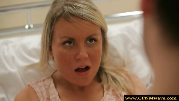 Enerģiskajam jaunajam masierim uz galda izdodas izdrāzt lielisku meiteni