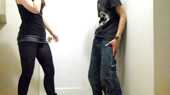 Uzcelt kaulus urbt pakaļa un twat of adorable teen