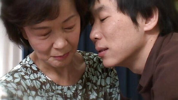 Hung ērzelis pareizi assfucks slampa brunete un viņas draugs