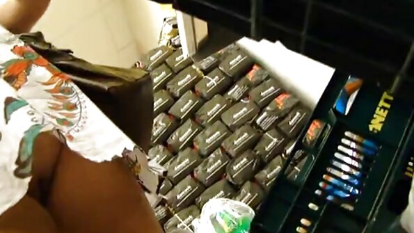 Japāņu meitene iesūc gailīti pēc matains incītis un anālās masturbācijas