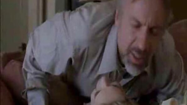 Pieci pārsteidzoši cāļi sāka šo lesbiešu seksuālo kongresu