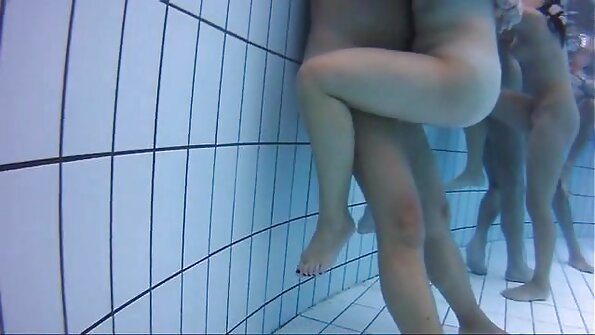 Meitenes ir kopā ar dažiem vīriešiem, veicot karstu orģiju ārprātīgā ballītē