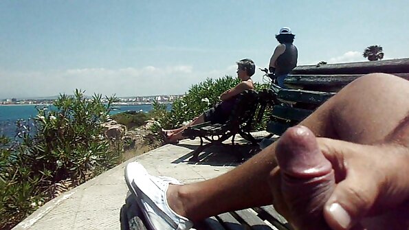 Hardcore gonzo porno ar Keiru Kroftu, kas saņem divus gaiļus vienlaikus