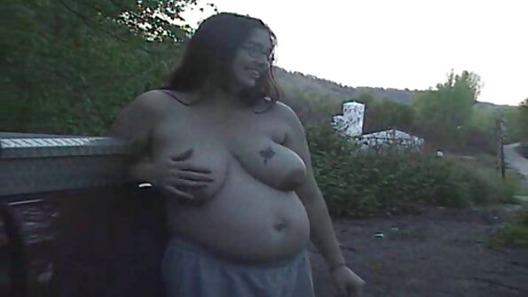 Ragveida tintes meitene, mīļā Danika, fucked viņai slapjā kastē