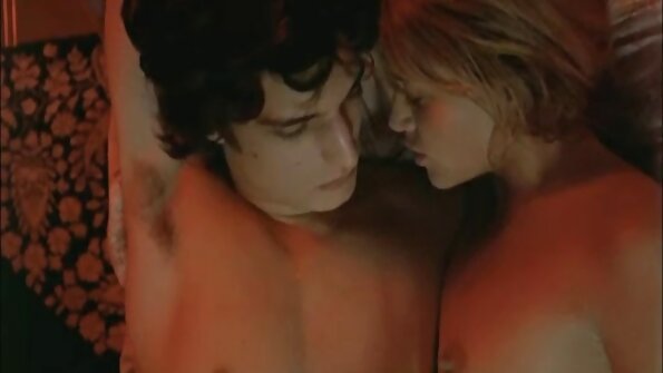 Melnkoka stilba ar dabīgām krūtīm nodarbojas ar seksu ar strādnieku