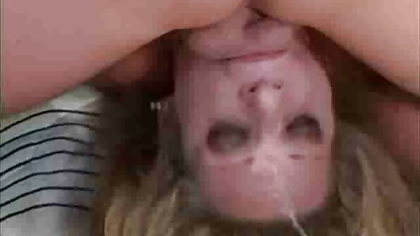 Ieejot viesistabā, MĪNAS acumirklī lec uz dīvāna, lai laizītu incītes