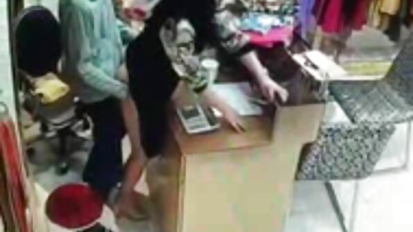 Pilnā krūtī MILF lēkā uz laimīgā pastnieka knābja