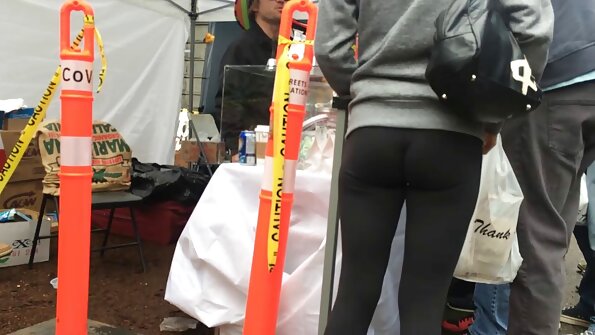 Meitene zaļā treniņu topā dod minetu un brauc uz gailenes