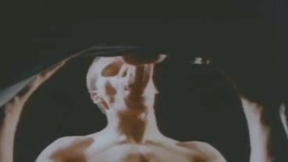 Ragveida japāņu meitene masturbē dārzā