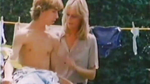 Negausīgā brunete izgriež spraugas ar divām kniedēm