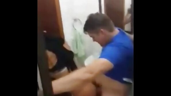 Lesbiešu meitenes satiekas, lai spēlētu videospēli un laizītu incītes