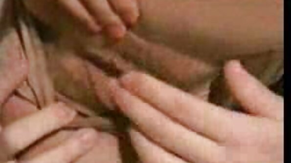 Satraukta meitene ar veikliem pirkstiem izturas pret incīti solo VR videoklipā