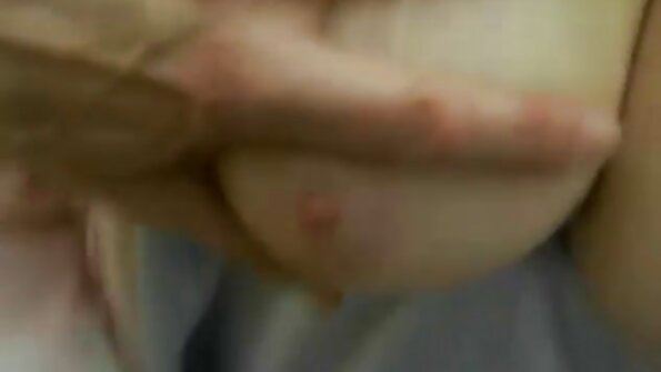 Puisis ar gailīti izstiepj blondīnes žagaru, sniedzot viņai patiesu prieku