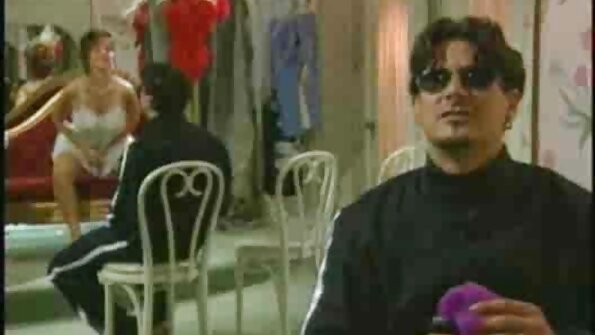 Karsta blondīne, kurai patīk ballēties, rīko ballīti savā slapjā incītī