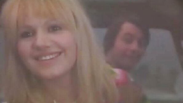 Starprasu anālā seksa aina ar karstu melnu mazuli un baltu stud