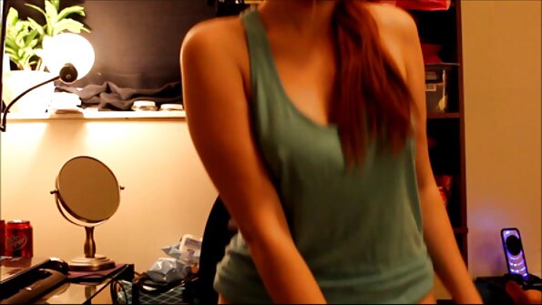 Nerdy meitene zeķbikses jāj ar smalku knābis