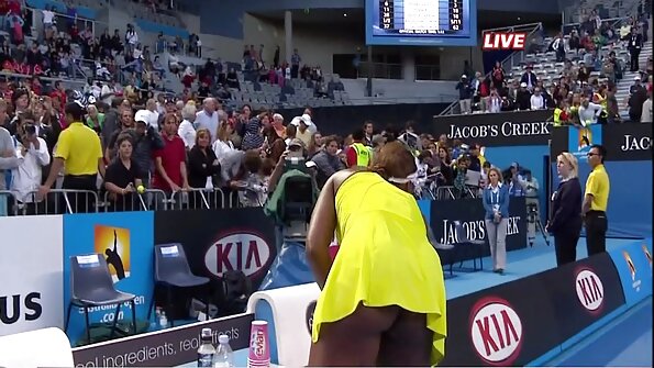 Vasaras nometnes laikā divi kalsni tīņi mīlējas divstāvu gultā