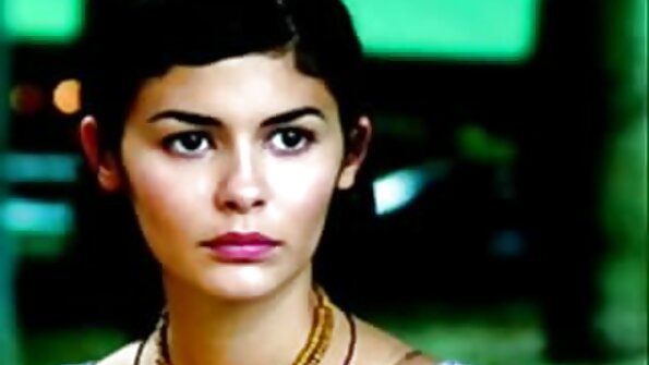 Eleganta jauna meitene un viņas jaukais mīļotais mīlas kaislīgi