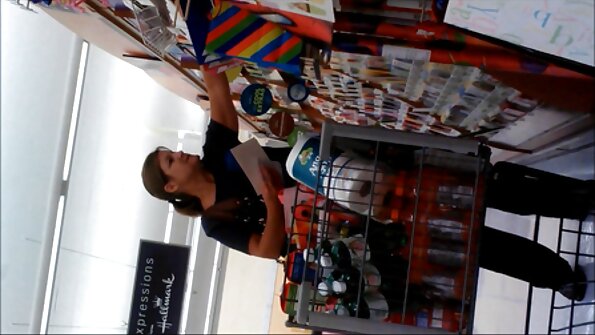 Forša meitene spēlējas ar vīrieša dzimumlocekli, kurš ir pietiekami vecs, lai kļūtu par patēvu