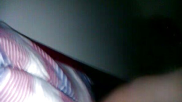 Jaukā dāma masturbē solo darbībā, izmantojot iecienīto dildo