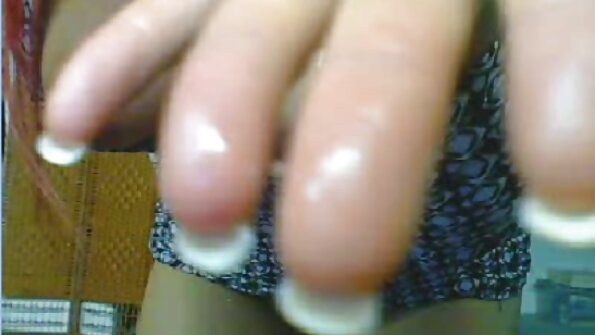 Blondīne ar pilnām krūtīm iesūc lielu gailīti, kamēr tiek piesieta