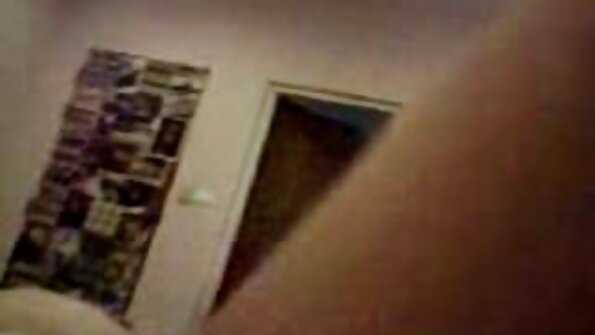 Mājsaimniece sēž uz gaiļa uz virtuves letes