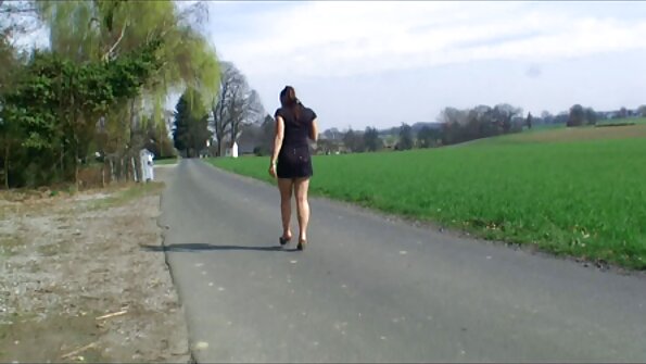 Laimīgais puisis izdrāž divas skaistas meitenes vienlaikus