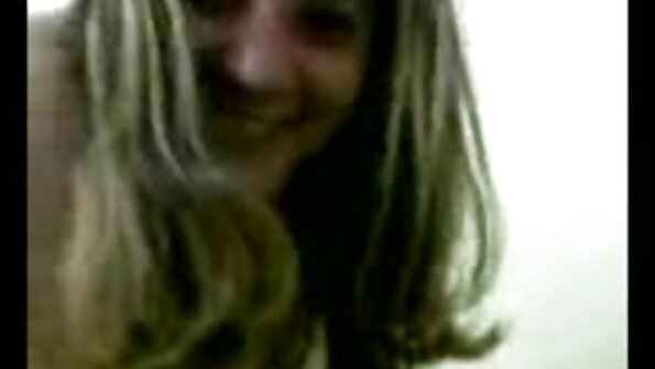 Jaukā brunete no čehu masturbē incīti uz priekšnieka galda