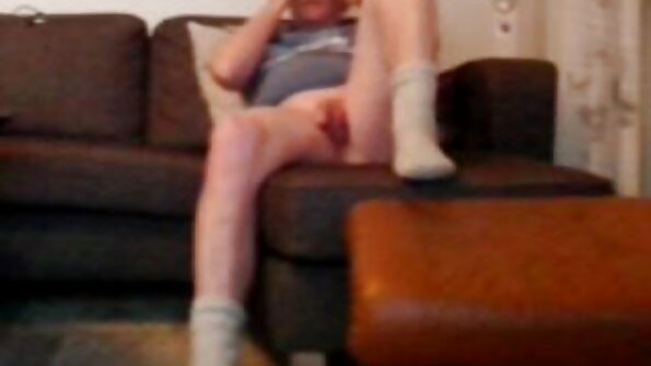 Sporta zālē četrinieks ar blondām sportistēm un treneriem