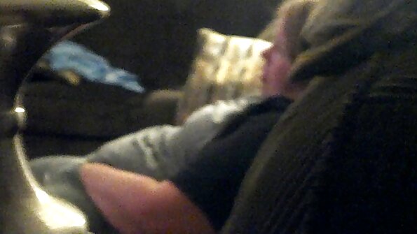 Sasodāma nevainojama milfīte skaistā melnā apakšveļā