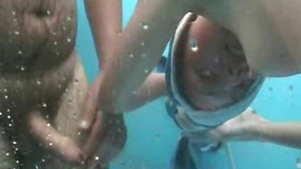 Milzīgs penis sniedz daudz prieka Latina hottie zeķēs