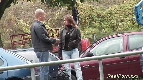 Lai apmierinātu viņa vēlmes, ir vajadzīgas trīs skaistas milfs