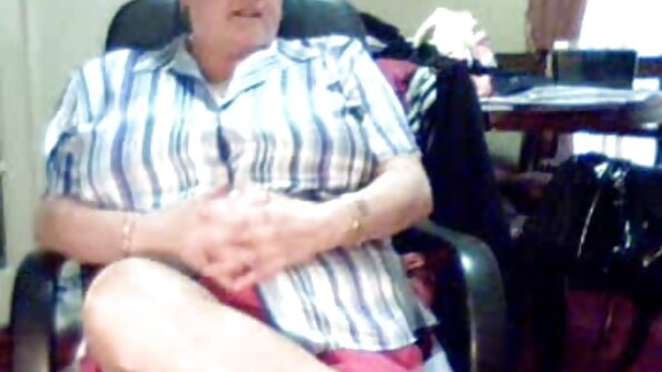 Apžilbinoša izskata meitenes aizraujas ar lesbiešu izklaidēm un spēlēm