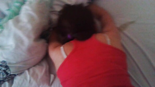 Sieviete ar lielām krūtīm izsmelta, bet joprojām turpina izdrāzt