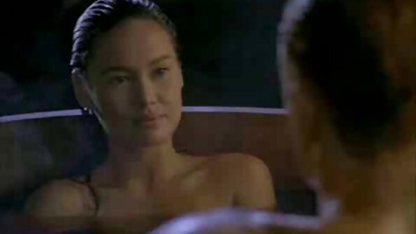 Ragveida aziātu istabene sniedz minetu viesnīcas istabā