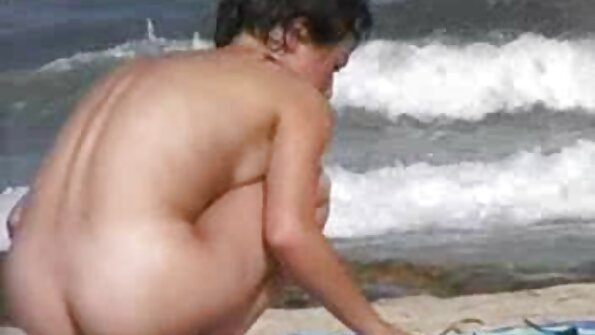 Tintes netikle tiek piesieta, un viņas klits tiek stimulēts